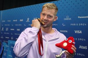 Игорь Бокий завоевал «золото» на дистанции 100 м на спине в классе S-13 с результатом 56.60. 